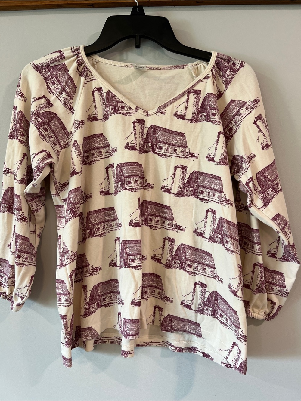 Kate Quinn - organic cotton, V-Neck, Cream and Plum, small